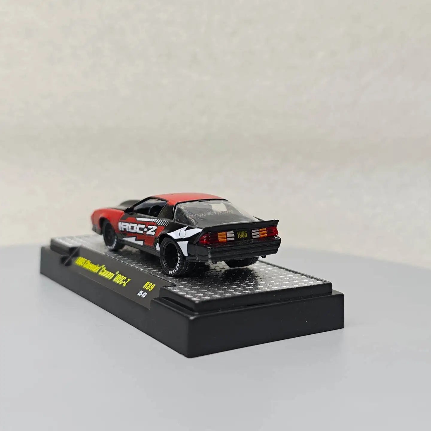 M2 1:64 1985 Camaro IROC-Z Diecast Alloy Car Model Collectible