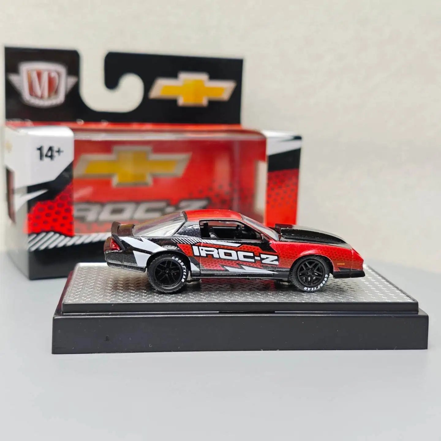 M2 1:64 1985 Camaro IROC-Z Diecast Alloy Car Model Collectible